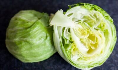 Una cabeza de lechuga muestra su interior tras reportes de brotes de diarrea parasitaria en productos de Taco Bell. Foto de: CNN en Español
