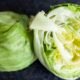 Una cabeza de lechuga muestra su interior tras reportes de brotes de diarrea parasitaria en productos de Taco Bell. Foto de: CNN en Español