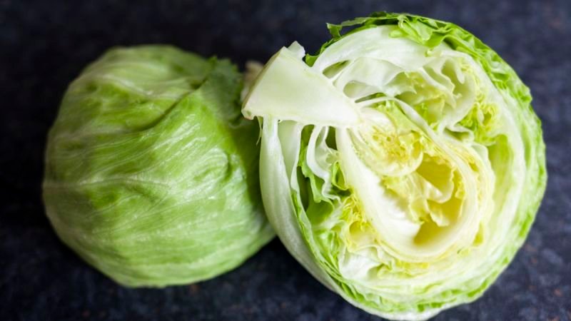 Una cabeza de lechuga muestra su interior tras reportes de brotes de diarrea parasitaria en productos de Taco Bell. Foto de: CNN en Español