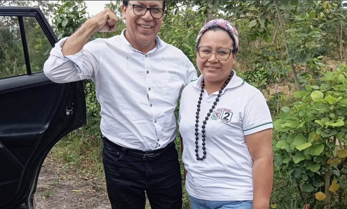 Tapullima Insapillo — Un hombre con camisa blanca y una mujer con una camiseta blanca y rosado posan juntos frente a un vehículo. Foto de: Perú21