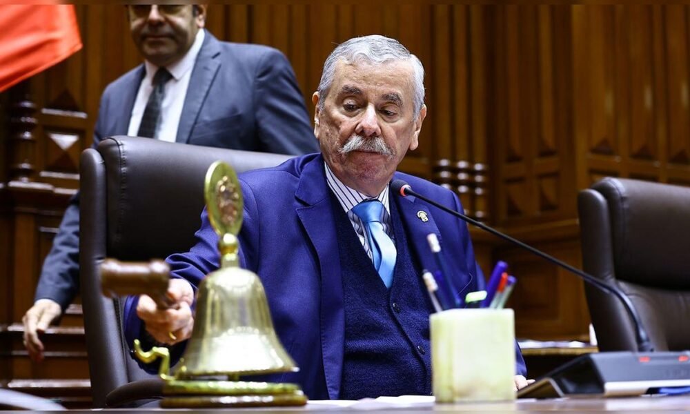 financiamiento claro — Un legislador peruano durante una sesión en el Congreso de la República donde se debaten leyes y presupuestos. Foto de: La República