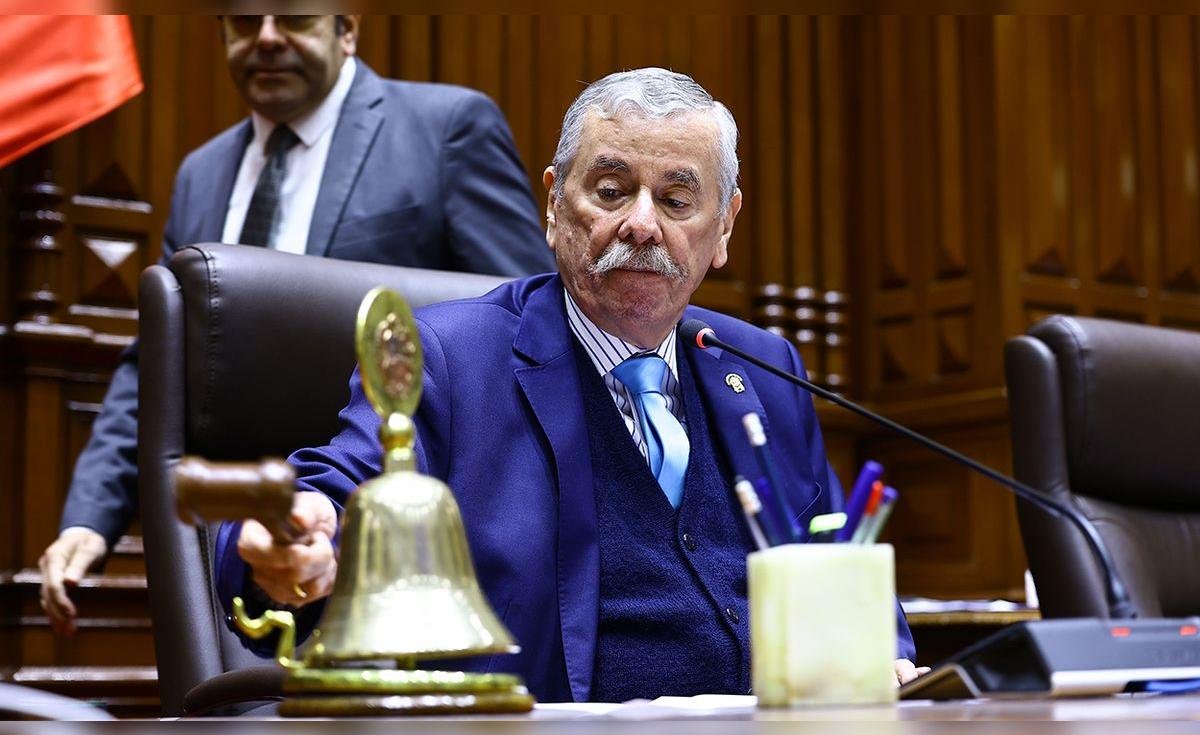 financiamiento claro — Un legislador peruano durante una sesión en el Congreso de la República donde se debaten leyes y presupuestos. Foto de: La República