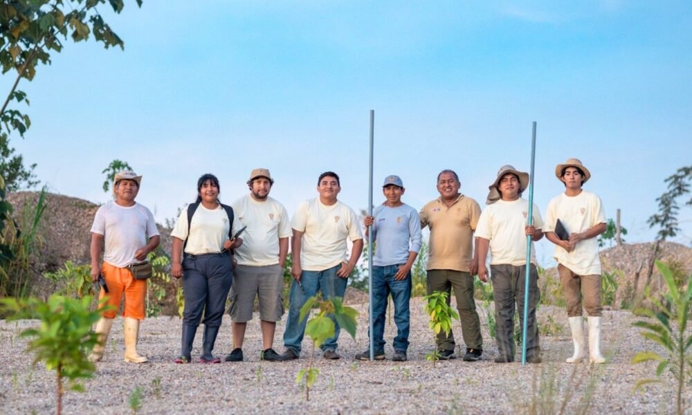 tecnología peruana FAO — Un grupo de trabajadores y técnicos en una zona rural participan en iniciativas para la restauración de suelos amazónicos con tecnología peruana. Foto de: El Búho