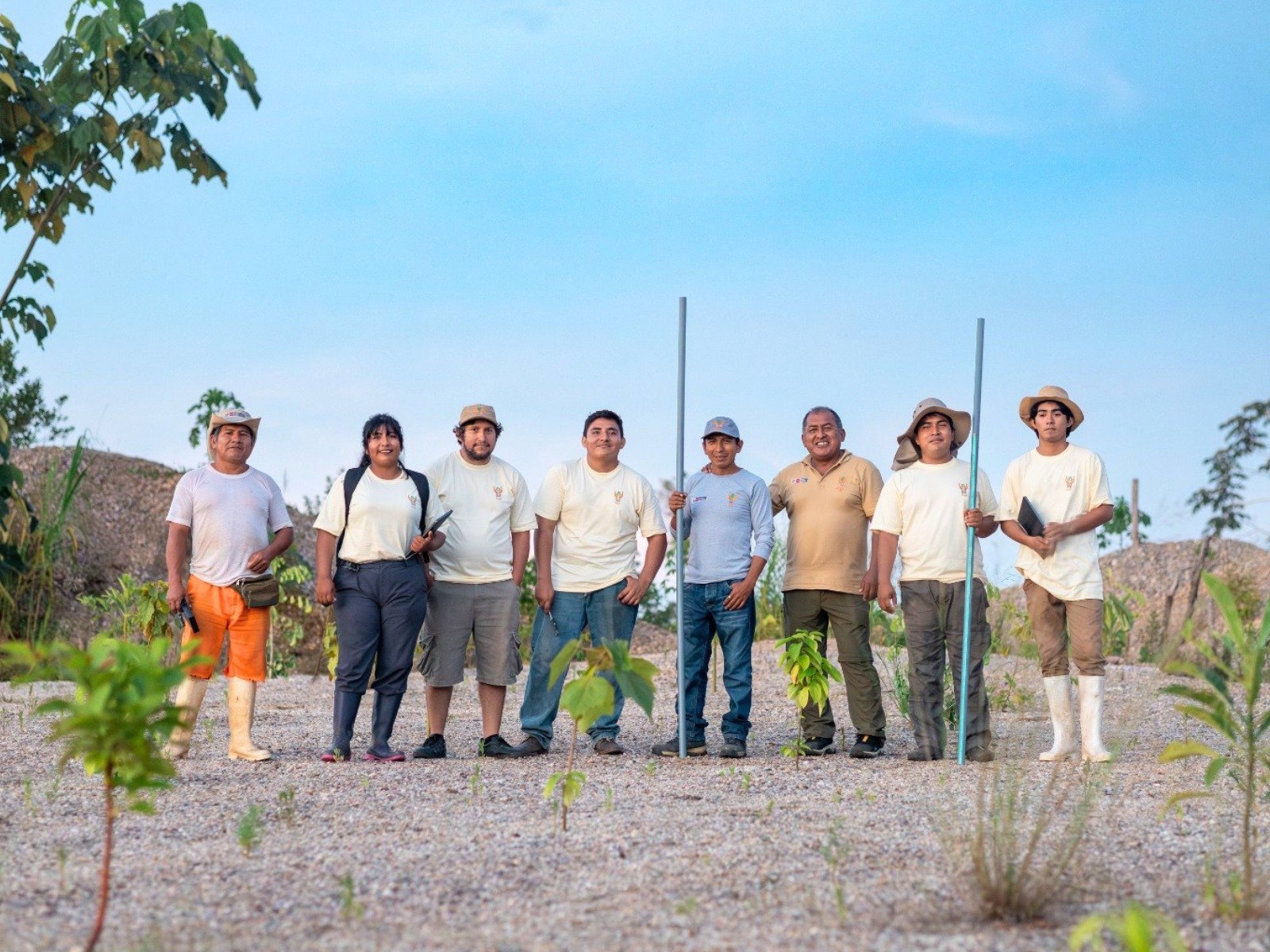 tecnología peruana FAO — Un grupo de trabajadores y técnicos en una zona rural participan en iniciativas para la restauración de suelos amazónicos con tecnología peruana. Foto de: El Búho