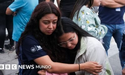 Terremoto magnitud sacude — Dos mujeres se abrazan tras ser evacuadas de su lugar de trabajo debido a un fuerte sismo en la región. Foto de: Reuters