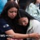 Terremoto magnitud sacude — Dos mujeres se abrazan tras ser evacuadas de su lugar de trabajo debido a un fuerte sismo en la región. Foto de: Reuters