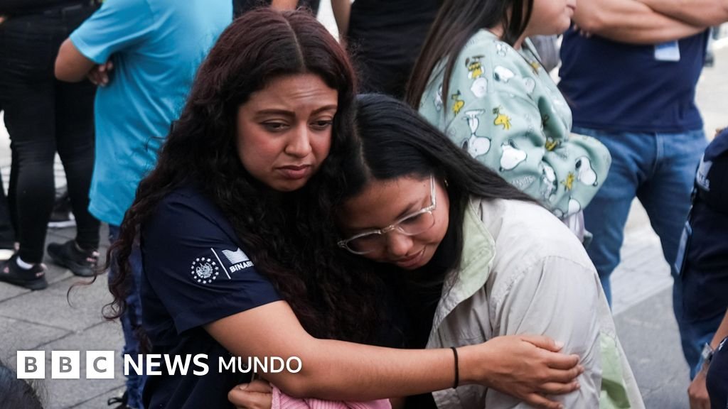 Terremoto magnitud sacude — Dos mujeres se abrazan tras ser evacuadas de su lugar de trabajo debido a un fuerte sismo en la región. Foto de: Reuters