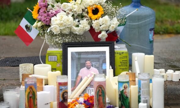visa u — Un altar con flores y velas en honor a Lorenzo Salgado Araujo en Houston, Texas. Foto de: Karen Warren (AP Photo/Karen Warren