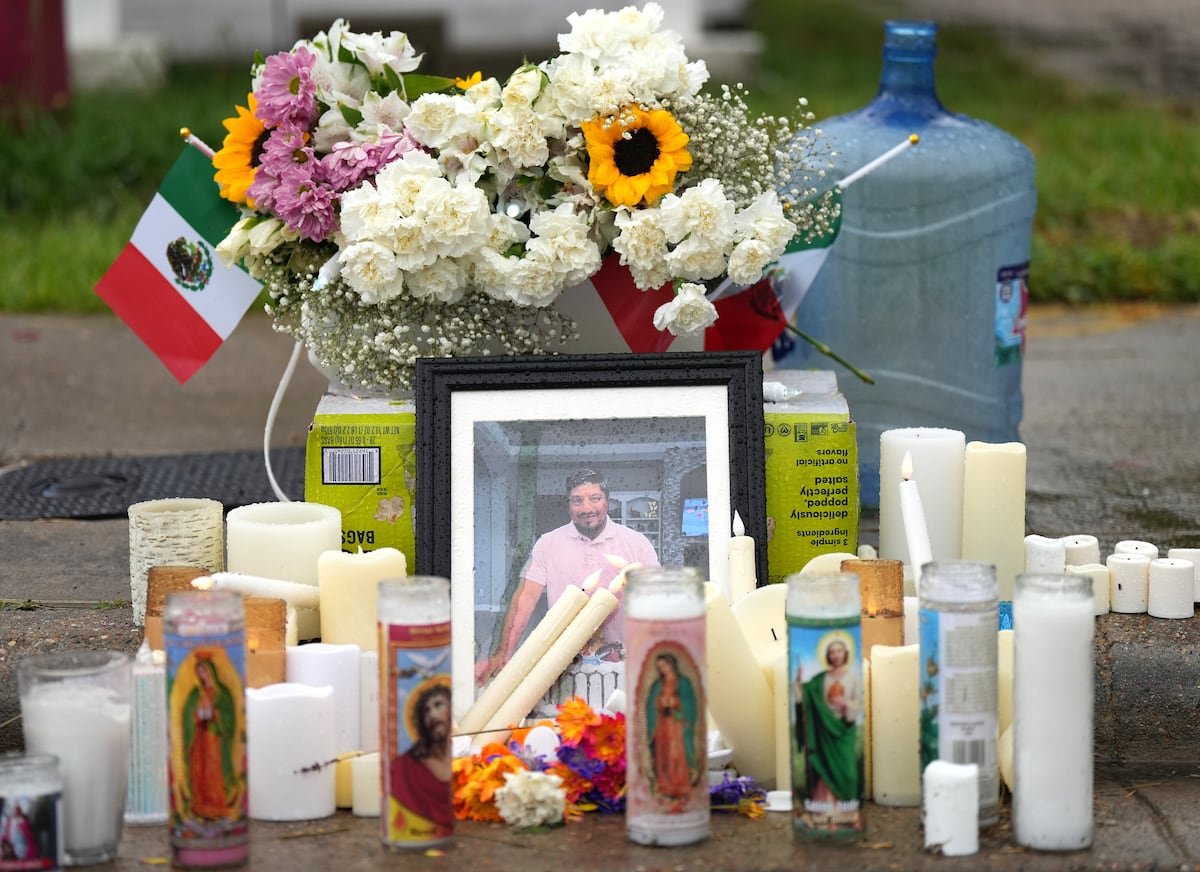 visa u — Un altar con flores y velas en honor a Lorenzo Salgado Araujo en Houston, Texas. Foto de: Karen Warren (AP Photo/Karen Warren