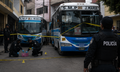 San Martín — Agentes de la Policía Nacional del Perú resguardan los buses del sistema Transmilenio tras el fin de una paralización por amenazas de extorsión. Foto de: Perú21