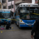 San Martín — Agentes de la Policía Nacional del Perú resguardan los buses del sistema Transmilenio tras el fin de una paralización por amenazas de extorsión. Foto de: Perú21