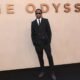 El artista Travis Scott posa frente a un muro con el título de su proyecto 'The Odyssey'. Foto de: Dimitrios Kambouris/Getty Images for Universal Pictures