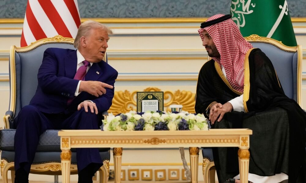 pacto nuclear — El expresidente Donald Trump y el príncipe heredero de Arabia Saudita, Mohammed bin Salman, conversan durante una reunión en Riad. Foto de: Alex Brandon/AP