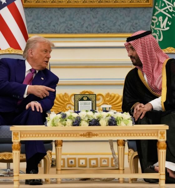 pacto nuclear — El expresidente Donald Trump y el príncipe heredero de Arabia Saudita, Mohammed bin Salman, conversan durante una reunión en Riad. Foto de: Alex Brandon/AP
