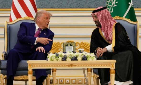 pacto nuclear — El expresidente Donald Trump y el príncipe heredero de Arabia Saudita, Mohammed bin Salman, conversan durante una reunión en Riad. Foto de: Alex Brandon/AP
