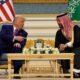 pacto nuclear — El expresidente Donald Trump y el príncipe heredero de Arabia Saudita, Mohammed bin Salman, conversan durante una reunión en Riad. Foto de: Alex Brandon/AP