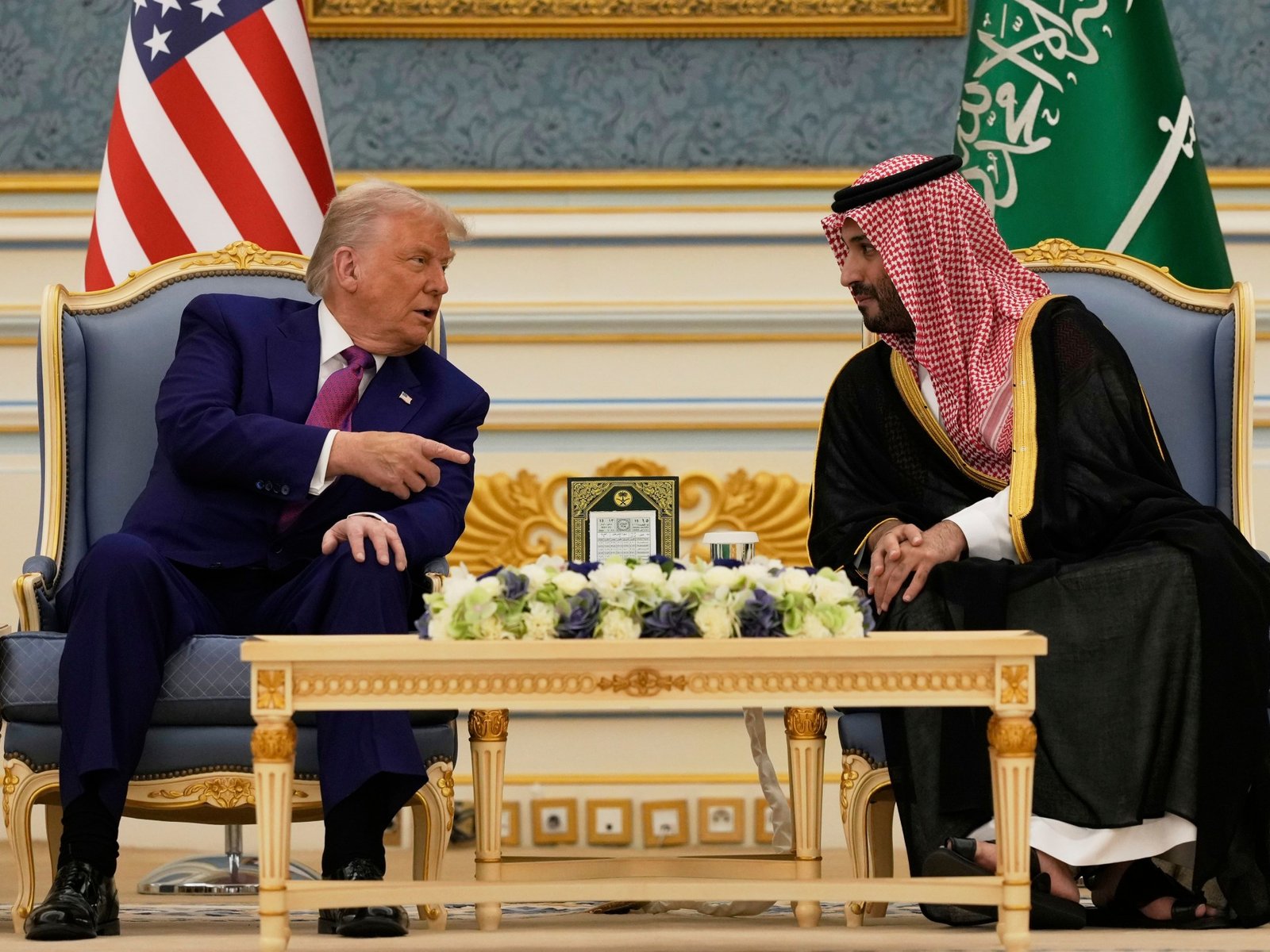 pacto nuclear — El expresidente Donald Trump y el príncipe heredero de Arabia Saudita, Mohammed bin Salman, conversan durante una reunión en Riad. Foto de: Alex Brandon/AP