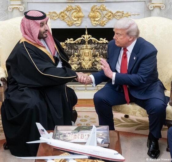 acuerdo nuclear — El expresidente Donald Trump y el príncipe heredero de Arabia Saudí, Mohammed bin Salman, estrechan sus manos durante un encuentro diplomático. Foto de: Nashim Howard/ICHP/Capital Pictures