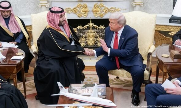 acuerdo nuclear — El expresidente Donald Trump y el príncipe heredero de Arabia Saudí, Mohammed bin Salman, estrechan sus manos durante un encuentro diplomático. Foto de: Nashim Howard/ICHP/Capital Pictures