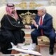 acuerdo nuclear — El expresidente Donald Trump y el príncipe heredero de Arabia Saudí, Mohammed bin Salman, estrechan sus manos durante un encuentro diplomático. Foto de: Nashim Howard/ICHP/Capital Pictures