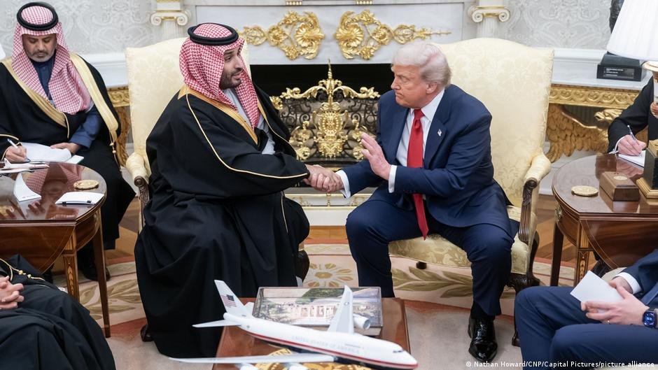 acuerdo nuclear — El expresidente Donald Trump y el príncipe heredero de Arabia Saudí, Mohammed bin Salman, estrechan sus manos durante un encuentro diplomático. Foto de: Nashim Howard/ICHP/Capital Pictures