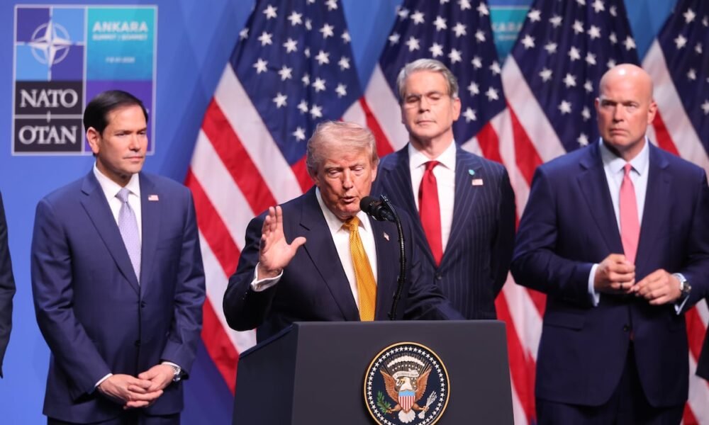 sanciones comerciales España — Donald Trump habla durante una rueda de prensa en Ankara tras participar en una cumbre de la OTAN. Foto de: GEORGI LICOVSKI (EFE