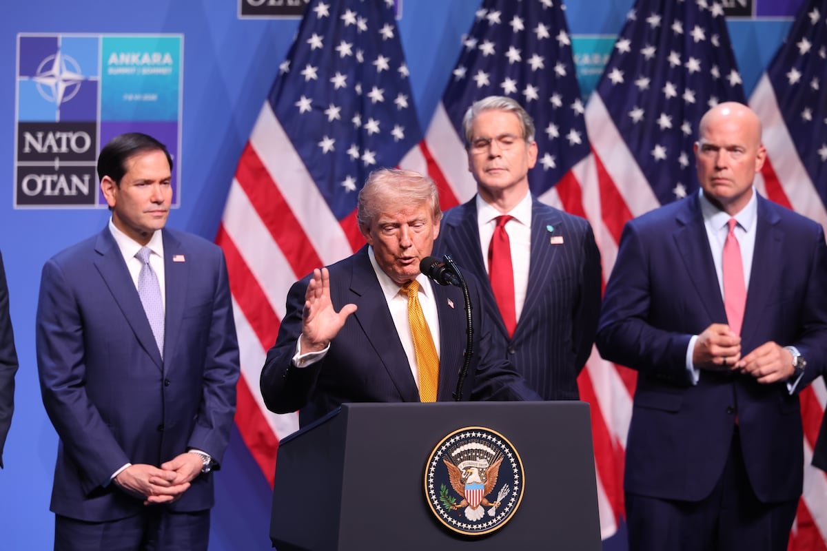 sanciones comerciales España — Donald Trump habla durante una rueda de prensa en Ankara tras participar en una cumbre de la OTAN. Foto de: GEORGI LICOVSKI (EFE