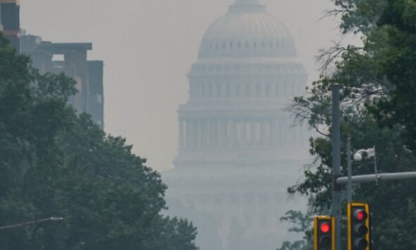 El humo de los incendios forestales en Canadá cubre el Capitolio de los Estados Unidos en Washington, D.C. Foto de: Ken Cedeno/Reuters