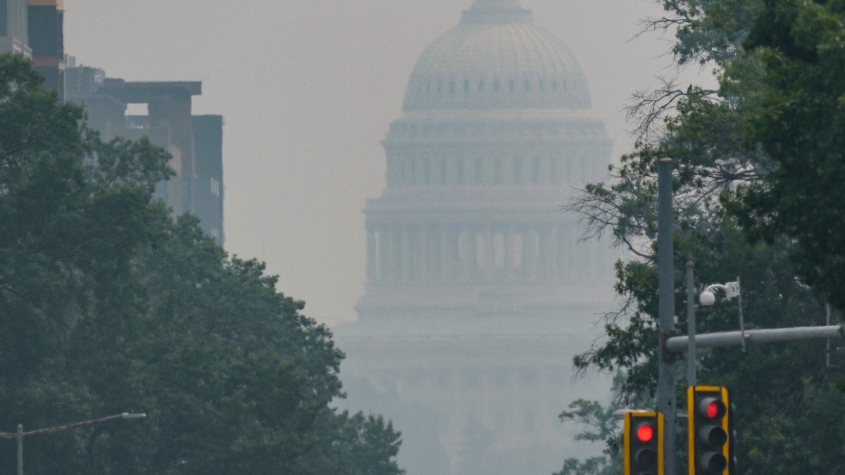 El humo de los incendios forestales en Canadá cubre el Capitolio de los Estados Unidos en Washington, D.C. Foto de: Ken Cedeno/Reuters