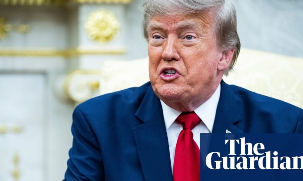 aranceles canadienses — Donald Trump habla en una oficina mientras la Casa Blanca anuncia la imposición de aranceles del 50% a productos canadienses. Foto de: The Guardian