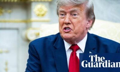aranceles canadienses — Donald Trump habla en una oficina mientras la Casa Blanca anuncia la imposición de aranceles del 50% a productos canadienses. Foto de: The Guardian