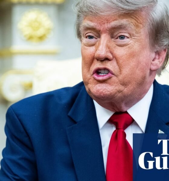 aranceles canadienses — Donald Trump habla en una oficina mientras la Casa Blanca anuncia la imposición de aranceles del 50% a productos canadienses. Foto de: The Guardian