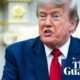 aranceles canadienses — Donald Trump habla en una oficina mientras la Casa Blanca anuncia la imposición de aranceles del 50% a productos canadienses. Foto de: The Guardian