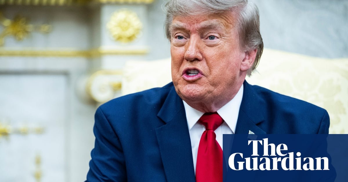 aranceles canadienses — Donald Trump habla en una oficina mientras la Casa Blanca anuncia la imposición de aranceles del 50% a productos canadienses. Foto de: The Guardian