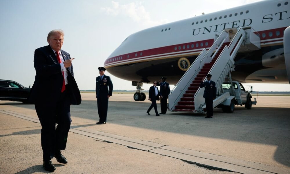 Trump estrena Boeing — Donald Trump se encuentra en la pista de aterrizaje junto a su nuevo avión presidencial regalado por Qatar. Foto de: REUTERS