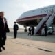 Trump estrena Boeing — Donald Trump se encuentra en la pista de aterrizaje junto a su nuevo avión presidencial regalado por Qatar. Foto de: REUTERS