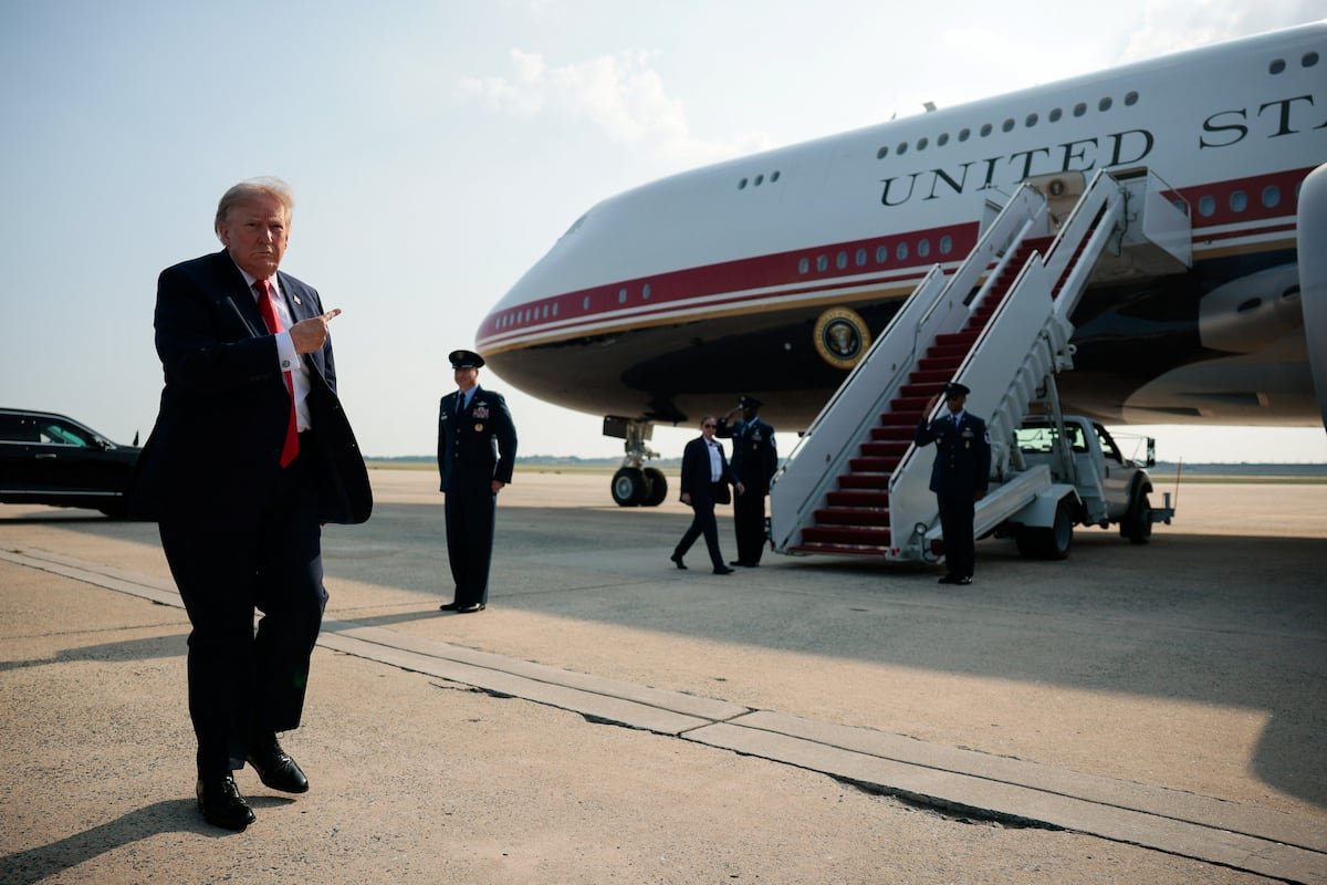 Trump estrena Boeing — Donald Trump se encuentra en la pista de aterrizaje junto a su nuevo avión presidencial regalado por Qatar. Foto de: REUTERS
