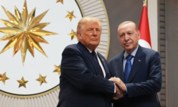 logros personales — Donald Trump y Recep Tayyip Erdoğan se dan la mano durante una reunión en la que el expresidente estadounidense realizó varias afirmaciones. Foto de: CNN en Español