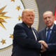 logros personales — Donald Trump y Recep Tayyip Erdoğan se dan la mano durante una reunión en la que el expresidente estadounidense realizó varias afirmaciones. Foto de: CNN en Español