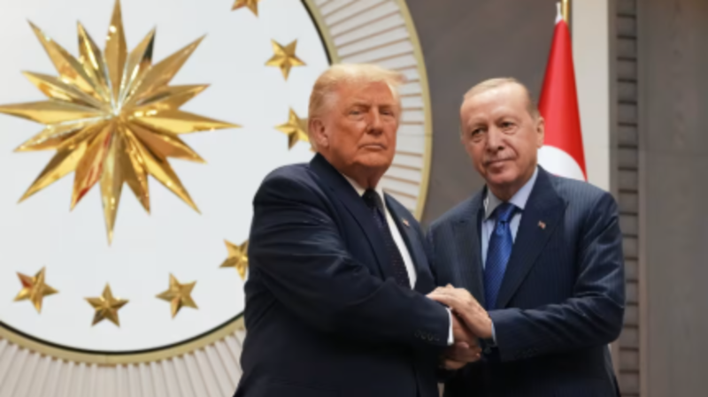 logros personales — Donald Trump y Recep Tayyip Erdoğan se dan la mano durante una reunión en la que el expresidente estadounidense realizó varias afirmaciones. Foto de: CNN en Español