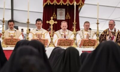 excomulga Sociedad San Pío — Sacerdotes católicos celebran una misa en un entorno tradicional mientras el Vaticano excomulga a un grupo ultratradicionalista. Foto de: CNN en Español