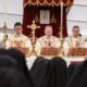 excomulga Sociedad San Pío — Sacerdotes católicos celebran una misa en un entorno tradicional mientras el Vaticano excomulga a un grupo ultratradicionalista. Foto de: CNN en Español