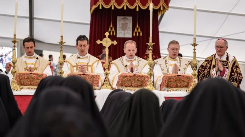 excomulga Sociedad San Pío — Sacerdotes católicos celebran una misa en un entorno tradicional mientras el Vaticano excomulga a un grupo ultratradicionalista. Foto de: CNN en Español