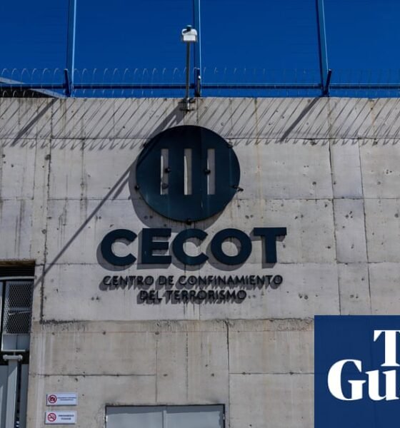 CSI Aviation — Fachada del Centro de Confinamiento del Terrorismo (CECOT) en El Salvador, donde fueron recluidos los hombres venezolanos mencionados en el reporte. Foto de: The Guardian