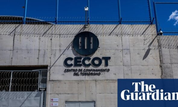 CSI Aviation — Fachada del Centro de Confinamiento del Terrorismo (CECOT) en El Salvador, donde fueron recluidos los hombres venezolanos mencionados en el reporte. Foto de: The Guardian