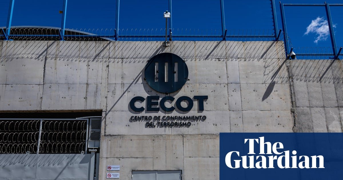 CSI Aviation — Fachada del Centro de Confinamiento del Terrorismo (CECOT) en El Salvador, donde fueron recluidos los hombres venezolanos mencionados en el reporte. Foto de: The Guardian