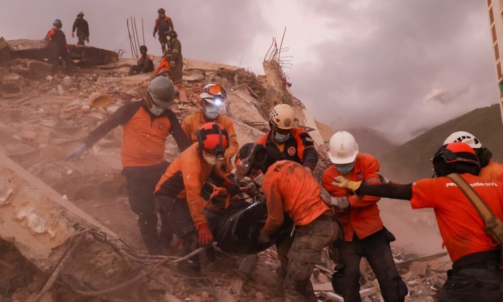 Venezuela eleva 333 — Rescatistas trabajan entre los escombros tras los terremotos que causaron miles de víctimas en Venezuela. Foto de: Infobae