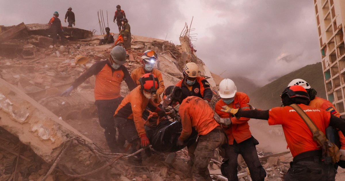 Venezuela eleva 333 — Rescatistas trabajan entre los escombros tras los terremotos que causaron miles de víctimas en Venezuela. Foto de: Infobae