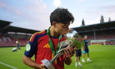 pretemporada del FC Barcelona — El joven talento Espart besa la Copa de campeones de Europa sub 19 tras su destacada actuación como mediocentro. Foto de: Marca