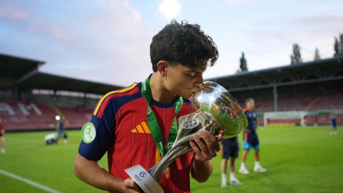 pretemporada del FC Barcelona — El joven talento Espart besa la Copa de campeones de Europa sub 19 tras su destacada actuación como mediocentro. Foto de: Marca